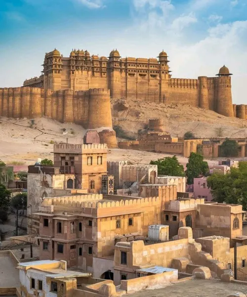 Amer Fort overlooking the historic cityscape of Jaipur, showcasing majestic Rajput architecture and a major heritage attraction featured in a Jaipur tour package.